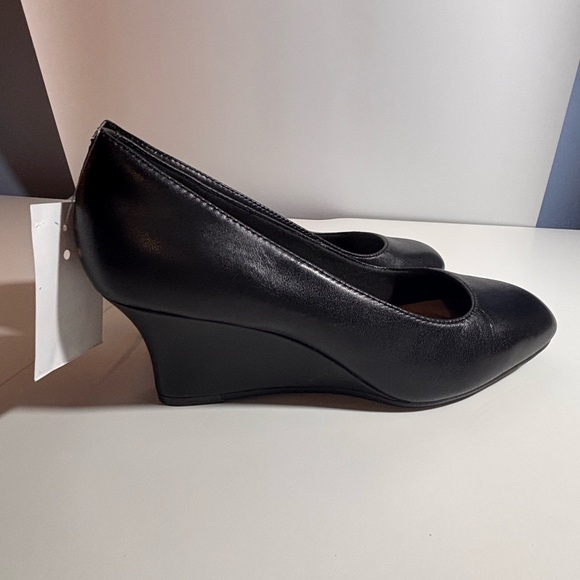 Clarks Shoes - NWT Clarks Collection ultimate Comfort Elegant Black Wedge Pumps size 8